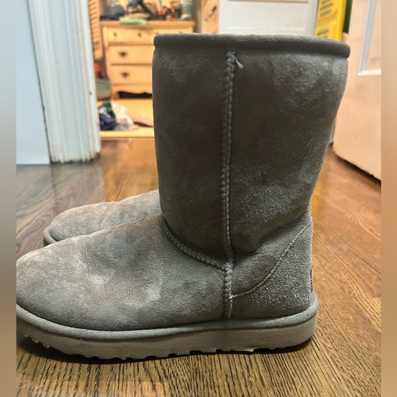 Uggs Classic Short II in Grey - Size 8 - Picture 3 of 12
